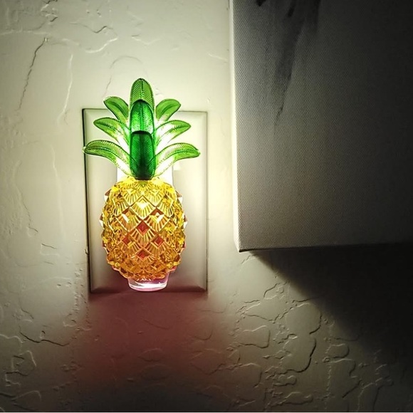 Bath & Body Works Pineapple Adjustable Scent ControlNightlight Fragrance Plug - Picture 2 of 4